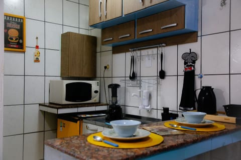 Studio Suite | Private kitchen | Fridge, blender, cookware/dishes/utensils, cleaning supplies