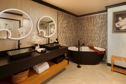 Swiftwater Suite | Bathroom | Free toiletries, hair dryer, bathrobes, slippers