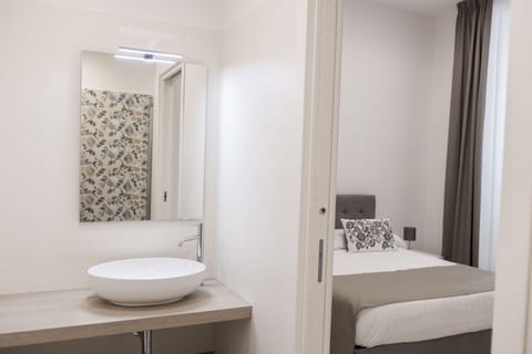 Comfort Double Room | Bathroom | Shower, rainfall showerhead, free toiletries, hair dryer