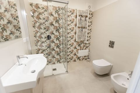 Superior Double Room, Balcony | Bathroom | Shower, rainfall showerhead, free toiletries, hair dryer