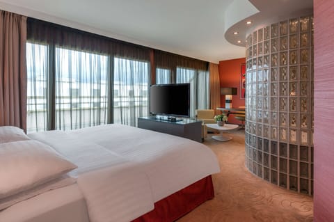 Deluxe Suite, 1 Bedroom | Hypo-allergenic bedding, minibar, in-room safe, desk