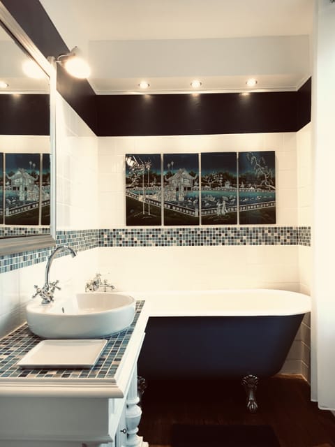 Romantic Double Room | Bathroom | Free toiletries