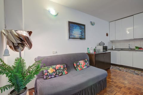 Family Apartment, 1 Bedroom (Studio Saturno 23 in the city center) | Living room | 21-inch flat-screen TV with digital channels