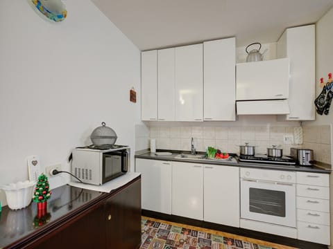 Family Apartment, 1 Bedroom (Studio Saturno 23 in the city center) | Private kitchenette | Fridge, microwave, oven, stovetop