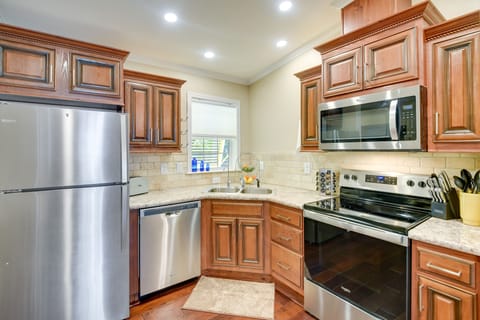 House (2 Bedrooms) | Private kitchen | Dishwasher, paper towels