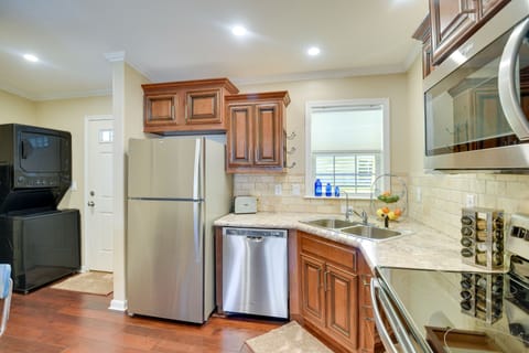 House (2 Bedrooms) | Private kitchen | Dishwasher, paper towels