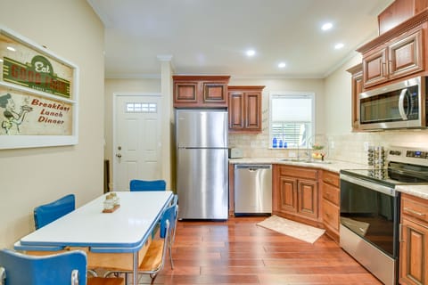 House (2 Bedrooms) | Private kitchen | Dishwasher, paper towels