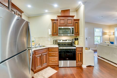 House (2 Bedrooms) | Private kitchen | Dishwasher, paper towels