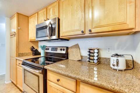 Apartment (2 Bedrooms) | Private kitchen | Microwave, oven, stovetop, dishwasher