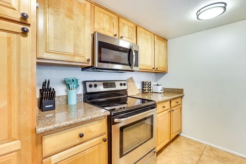 Apartment (2 Bedrooms) | Private kitchen | Microwave, oven, stovetop, dishwasher