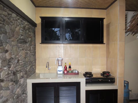 Cookware/dishes/utensils, paper towels