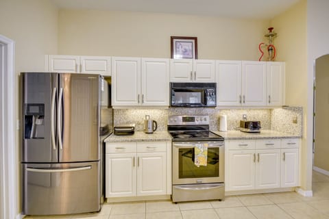 House (5 Bedrooms) | Private kitchen | Microwave, oven, stovetop, dishwasher