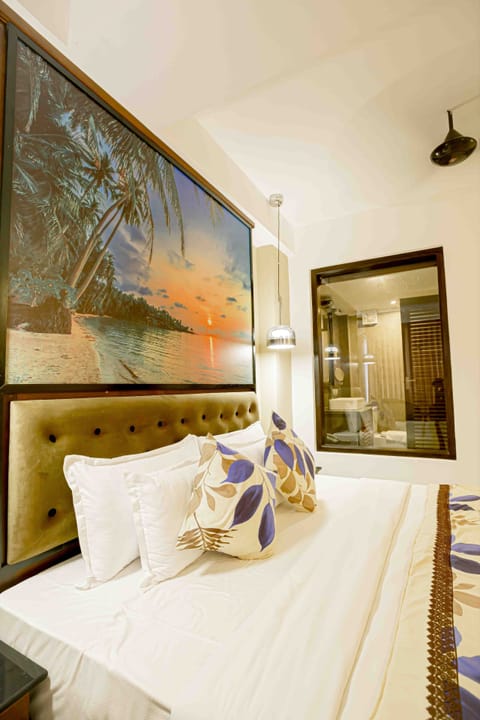 Deluxe Room, 1 King Bed, Sea View | Premium bedding, down comforters, pillowtop beds, minibar