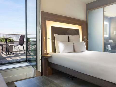 Deluxe Room, 1 Double Bed, Balcony | Premium bedding, minibar, in-room safe, desk