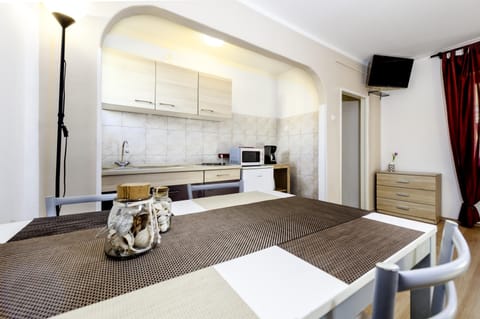 Studio | Private kitchen | Fridge, microwave, stovetop, coffee/tea maker