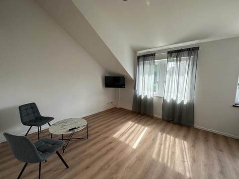 40-inch Smart TV with cable channels, heated floors