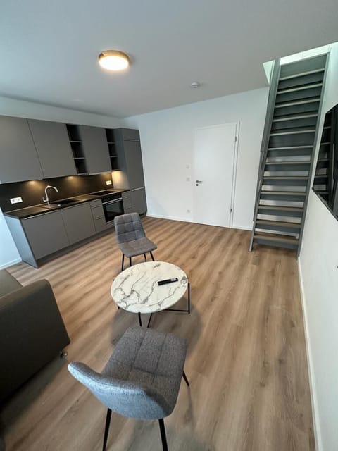 40-inch Smart TV with cable channels, heated floors