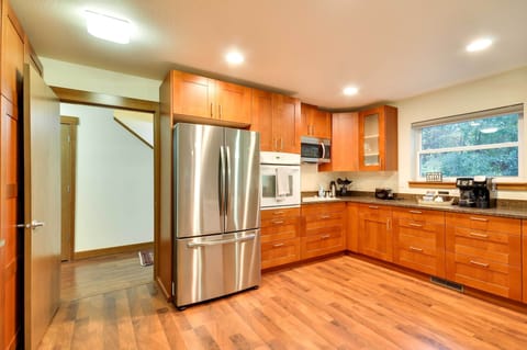 House (3 Bedrooms) | Private kitchen | Microwave, oven, stovetop, dishwasher