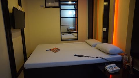 Deluxe Room, 1 Queen Bed | In-room safe, desk, free WiFi