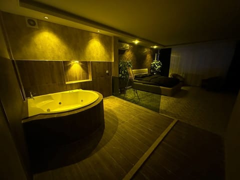 Standard Double or Twin Room, 1 King Bed, Ensuite | Bathroom | Shower, hydromassage showerhead, free toiletries, hair dryer