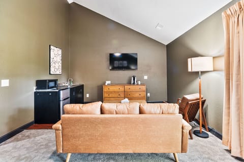 Renovated Cades Cove Luxury Suite Kitchenette | Desk, blackout drapes, free WiFi, bed sheets