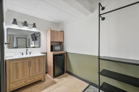 Updated Sleek & Spacious Single King Room | Desk, blackout drapes, free WiFi, bed sheets