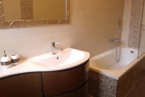 Double Room | Bathroom | Free toiletries, hair dryer, bidet, towels