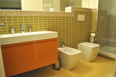 Superior Studio Suite, 1 Double Bed with Sofa bed | Bathroom | Free toiletries, hair dryer, bidet, towels