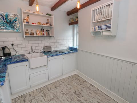 Cottage | Private kitchen | Fridge, electric kettle, toaster, cookware/dishes/utensils