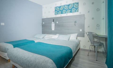 Triple Room | Desk, soundproofing, free WiFi, bed sheets