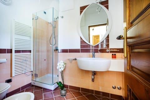 Superior Room, Sea View | Bathroom | Shower, free toiletries, hair dryer, bidet