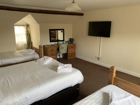 Standard Suite, Ensuite | Bathroom | Free toiletries, hair dryer, towels, soap