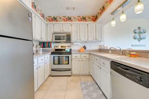 Apartment (3 Bedrooms) | Private kitchen | Microwave, oven, stovetop, dishwasher