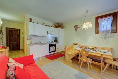 Family Studio (Studio Grange Nest Ski & Relax) | Living area | 21-inch flat-screen TV with digital channels, TV