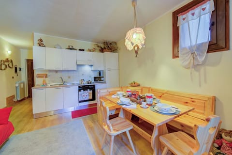 Family Studio (Studio Grange Nest Ski & Relax) | Private kitchenette | Fridge, microwave, oven, stovetop