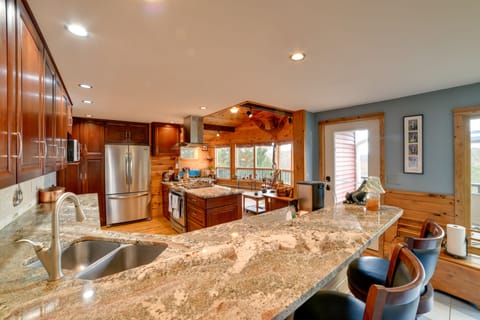 House (4 Bedrooms) | Private kitchen | Paper towels