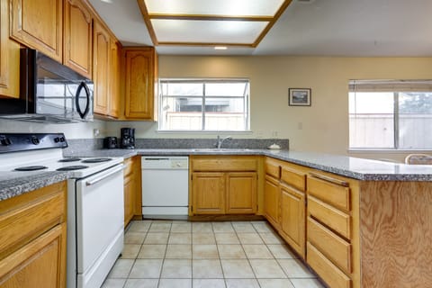 House (3 Bedrooms) | Private kitchen | Dishwasher, cookware/dishes/utensils, paper towels