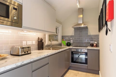 Apartment | Private kitchen | Fridge, oven, coffee/tea maker, electric kettle