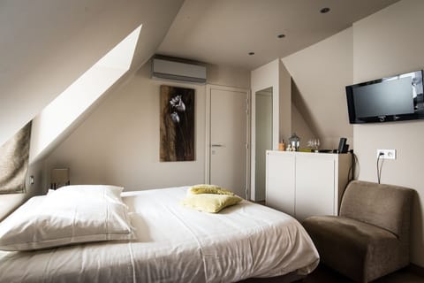 Comfort Double Room | In-room safe, soundproofing, free WiFi