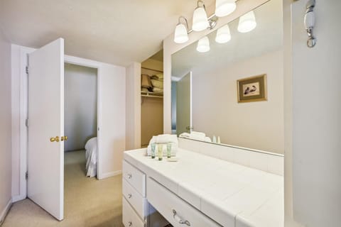 Room, 2 Bedrooms, Ocean View | Bathroom | Combined shower/tub, towels