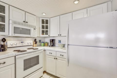 Room, 2 Bedrooms, Ocean View | Private kitchen | Full-size fridge, microwave, oven, stovetop