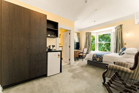 Standard Single Room | Minibar, in-room safe, individually decorated, individually furnished