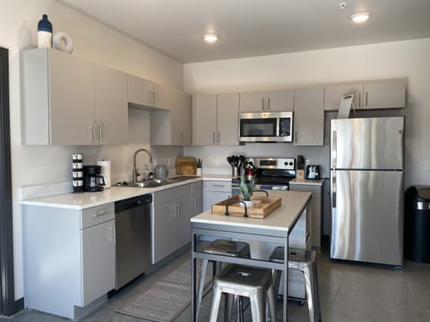 Signature Condo, 3 Bedrooms, Kitchen, City View | Private kitchen | Fridge, microwave, stovetop, dishwasher