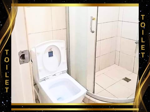 Deluxe Studio | Bathroom | Shower, rainfall showerhead, free toiletries, bathrobes