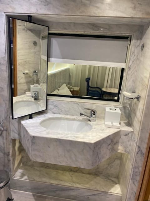 Deluxe Twin Room | Bathroom