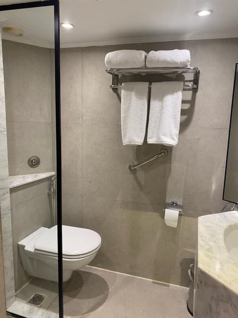 Deluxe Twin Room | Bathroom