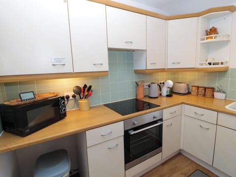 Cottage | Private kitchen | Fridge, dishwasher, electric kettle, toaster