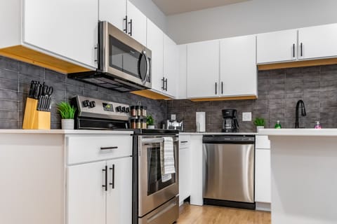 Executive Apartment | Private kitchen | Full-size fridge, microwave, oven, stovetop