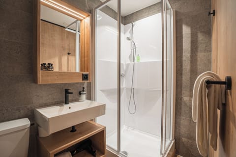 Comfort Quadruple Room | Bathroom | Shower, rainfall showerhead, free toiletries, hair dryer