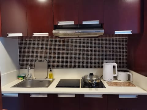 Executive Apartment (Koompassia) | Private kitchen | Full-size fridge, electric kettle, cookware/dishes/utensils